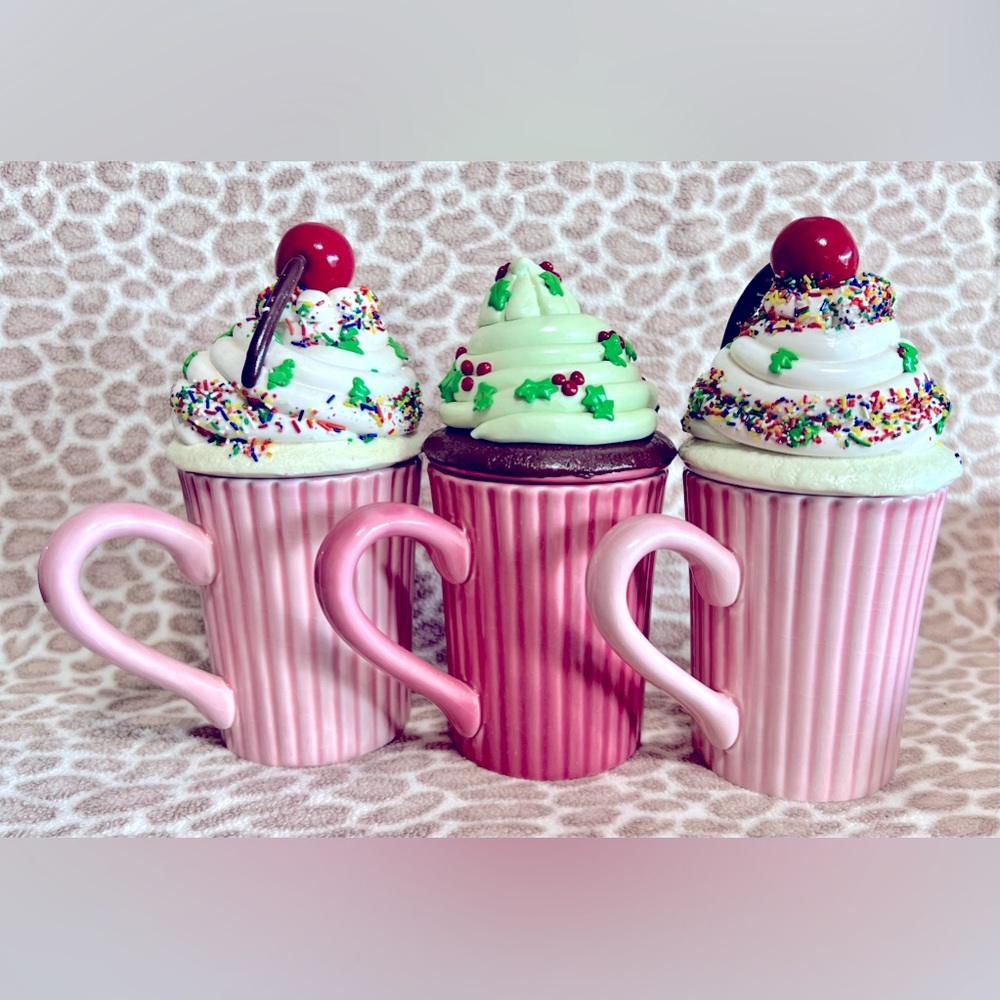 Christmas Cupcake Shape Coffee Mug Cup By Ganz Whipped Cream Holly Lid 3pc